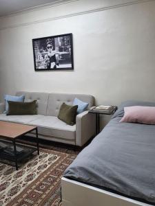 una sala de estar con un sofá y una mesa en 'TheFive' Camden Town, en Londres