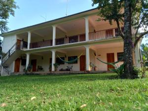 ein großes weißes Haus mit einem grünen Hof in der Unterkunft Hniu Li Valle Nacional in San Juan Bautista Valle Nacional