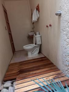 - Baño con aseo en una habitación en Hniu Li Valle Nacional en Valle Nacional