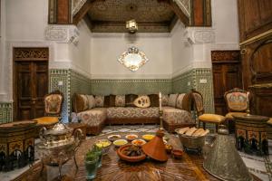 - un salon avec un canapé et une table dans l'établissement Dar Usham Fes, à Fès