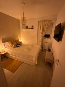 ein Schlafzimmer mit einem weißen Bett und einem Fenster in der Unterkunft Boutique Apartment in Bukarest