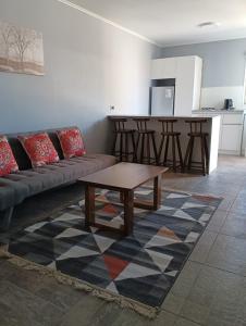 的住宿－Cabañas Rancho Carmelitas, Pullally, localidad agrícola de Papudo，客厅配有沙发和桌子