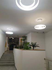 einen Flur mit Treppen und zwei Lichtern in einem Gebäude in der Unterkunft Boutique Apartment in Bukarest