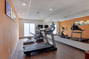 un gimnasio con máquinas de correr y espejo en Comfort Suites West Dallas - Cockrell Hill, en Dallas