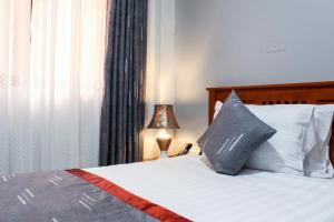 Ένα ή περισσότερα κρεβάτια σε δωμάτιο στο Excelsis Garden Hotels - Kampala