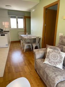 een woonkamer met een bank en een tafel bij Apartamento Rural El Estrecho de Arguedas in Arguedas