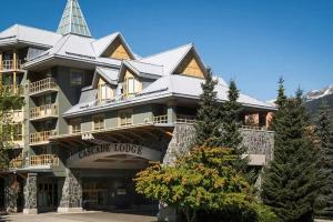 um grande edifício com uma torre em cima em 600 SQFT 1 Bed 1 Bath Mountain View Suite at Cascade Lodge in Whistler Village Sleeps 4 em Whistler