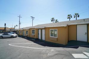 a row of houses with a car parked in a parking lot at SIGNAL HILL MOTEL BEACH MOTEL in Long Beach