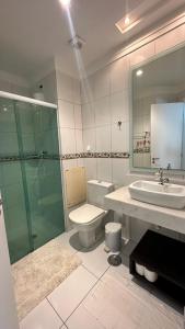 Boulevard Riviera Flat في بيرتيوغا: حمام مع مرحاض ومغسلة ودش