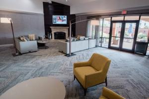 vestíbulo con sofás, chimenea y TV en Courtyard by Marriott Hickory, en Hickory