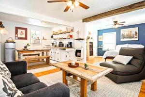 ein Wohnzimmer mit einem Sofa und einem Tisch in der Unterkunft Stylish Farmhouse Retreat I 6 Min To Plaza Dist in Oklahoma City