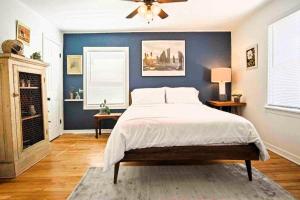 Säng eller sängar i ett rum på Stylish Farmhouse Retreat I 6 Min To Plaza Dist