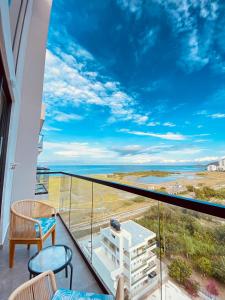 een balkon met uitzicht op de oceaan bij APARTASUITE LUCIA SUN SET in Santa Marta