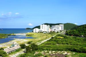 uitzicht op de stad en de oceaan met gebouwen bij APARTASUITE LUCIA SUN SET in Santa Marta