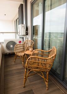 balkon z 2 krzesłami i stołem w obiekcie Chic Retreat - 1-Bedroom Haven w Akrze