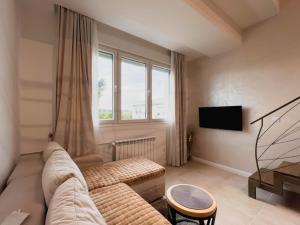 Televiisor ja/või meelelahutuskeskus majutusasutuses Fantasy Apartment