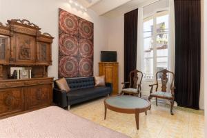 sala de estar con sofá, mesa y sillas en El Petit Palauet, en Canet de Mar