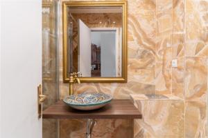 a bathroom with a sink and a mirror at El Petit Palauet in Canet de Mar
