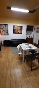 uma sala de estar com uma mesa e um sofá em I Rifugi di Noah 2-Santa Maria a Vico- em Santa Maria a Vico