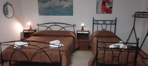 ein Schlafzimmer mit 2 Betten und 2 Lampen an Tischen in der Unterkunft I Rifugi di Noah 2-Santa Maria a Vico- in Santa Maria a Vico