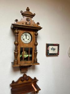 un reloj de madera colgado en una pared en Waldhaus Max, en Bad Wildbad