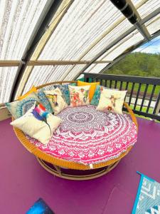 Balkon ili terasa u objektu Off-Grid Getaway with Ocean Views in Paradise
