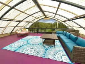 Prostor za sedenje u objektu Off-Grid Getaway with Ocean Views in Paradise
