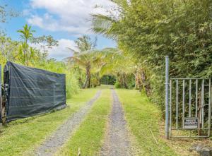 Vrt ispred objekta Off-Grid Getaway with Ocean Views in Paradise