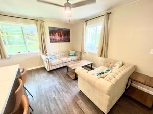 Prostor za sedenje u objektu Off-Grid Getaway with Ocean Views in Paradise