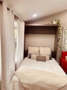 1 dormitorio con 1 cama blanca grande con cortinas en Cozy room, en Brockton