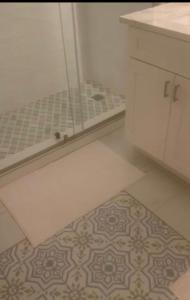 baño con ducha y puerta de cristal en Cozy room, en Brockton