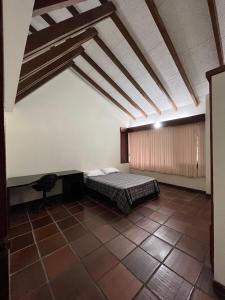 Zimmer mit einem Bett und einem Tisch in der Unterkunft Cómoda Habitación Privada - Ciudad Jardín in Cali