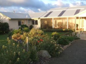 una casa con muchas plantas delante de ella en Forrest River Valley, en Forrest