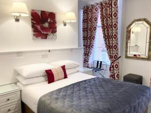 Katil atau katil-katil dalam bilik di Dergvale Hotel