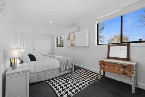 - une chambre blanche avec un lit et une fenêtre dans l'établissement House on Drummond, à Ballarat