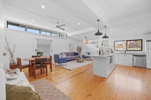 un salon avec une cuisine et une salle à manger dans l'établissement House on Drummond, à Ballarat