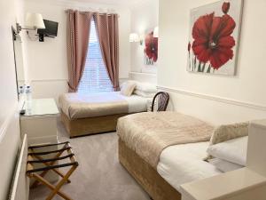 Katil atau katil-katil dalam bilik di Dergvale Hotel