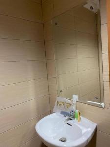 bagno con lavandino bianco e specchio di Keypayroom a Kemirimuka Dua