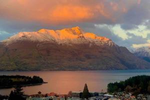 ein Berg vor einem Wasserkörper in der Unterkunft Limerick Home in Queenstown