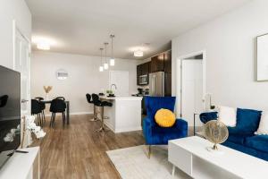 een woonkamer met een blauwe bank en een keuken bij Luxurious 2BD2BA -WFH Equipped in West Dundee