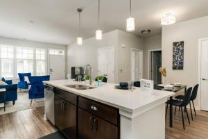 - une cuisine et un salon avec un grand comptoir dans l'établissement Luxurious 2BD2BA -WFH Equipped, à West Dundee