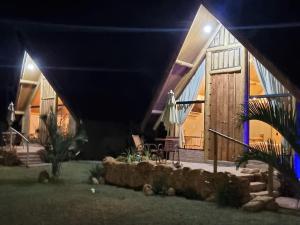 a house at night with lights at Recanto da Natureza in Brotas