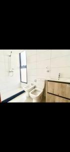 uma casa de banho com um WC, um lavatório e um espelho. em Edificio DaLuis em Punta del Este