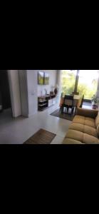 uma sala de estar com um sofá e uma mesa em Edificio DaLuis em Punta del Este
