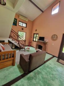 ein Wohnzimmer mit Couch und Kamin in der Unterkunft Casa praia de camburi in São Sebastião + 10 Fotos