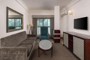 Sjónvarps- og/eða afþreyingartæki á Protea Hotel by Marriott Lagos Kuramo Waters