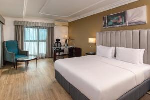 Rúm í herbergi á Protea Hotel by Marriott Lagos Kuramo Waters