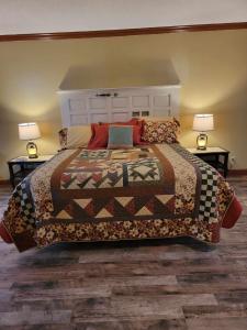 ein Schlafzimmer mit einem großen Bett mit zwei Lampen in der Unterkunft Moonlight Manor Bed & Breakfast in Floyd