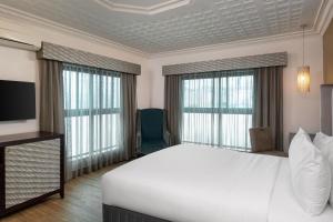 Rúm í herbergi á Protea Hotel by Marriott Lagos Kuramo Waters