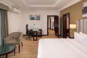 Rúm í herbergi á Protea Hotel by Marriott Lagos Kuramo Waters